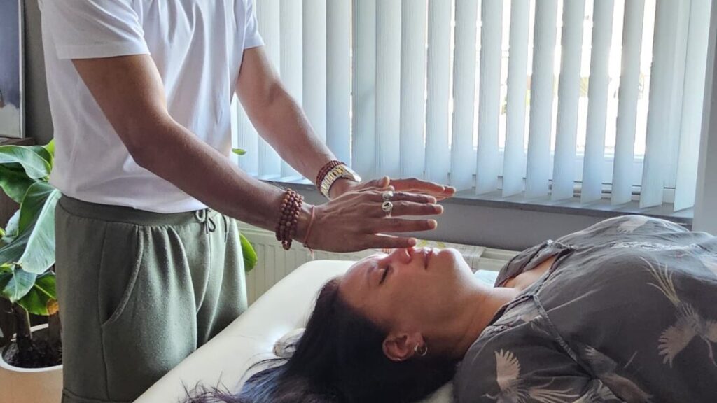 Tatvamasi Ashram – Een serene plek voor innerlijke rust, meditatie en spirituele groei. Ontdek retraites, yoga, Reiki en bewustzijnstrainingen in een natuurlijke, helende omgeving.